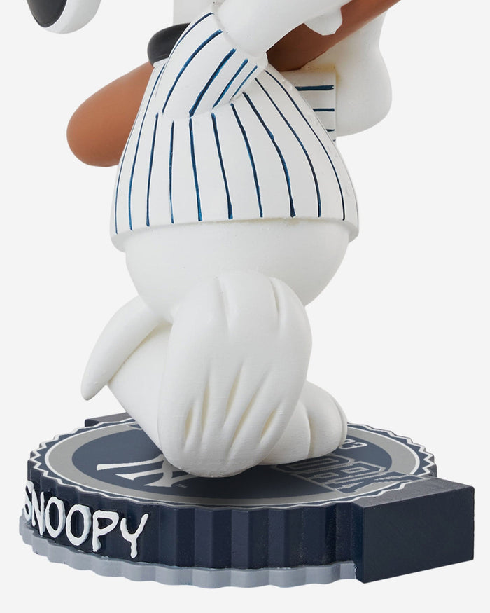 New York Yankees Snoopy Peanuts Bighead Bobblehead FOCO - FOCO.com