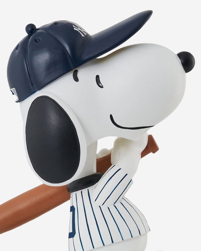 New York Yankees Snoopy Peanuts Bighead Bobblehead FOCO - FOCO.com