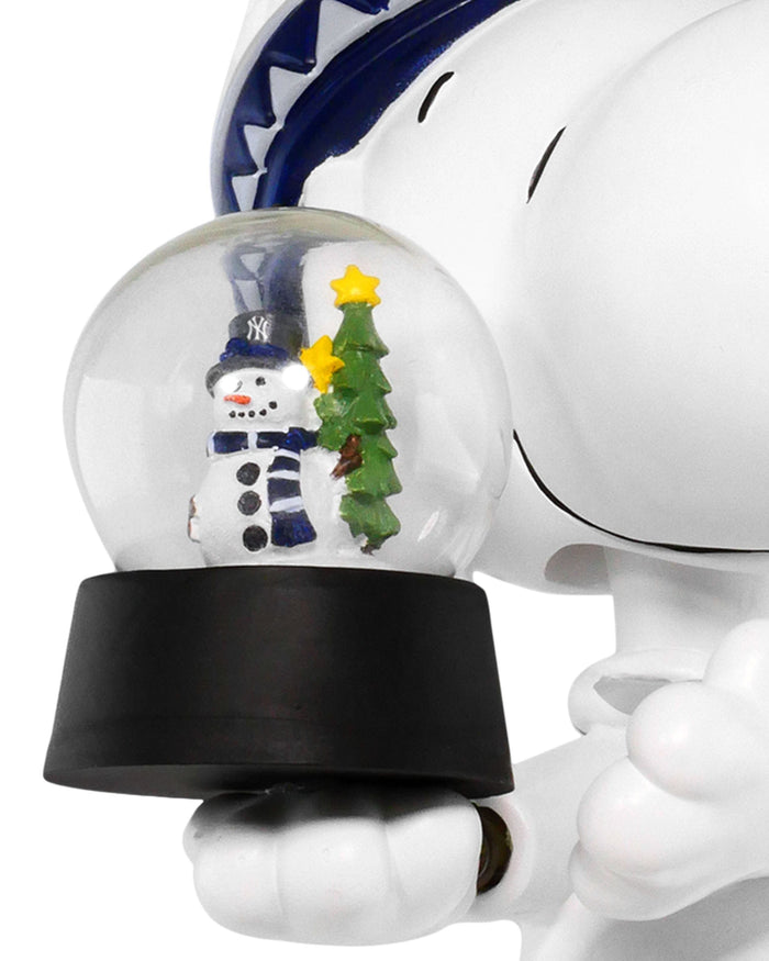 New York Yankees Snoopy Peanuts Snow Globe Bobblehead FOCO - FOCO.com