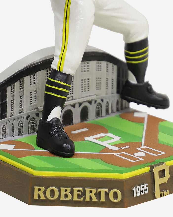 Roberto Clemente Pittsburgh Pirates Variant Bighead Bobblehead FOCO