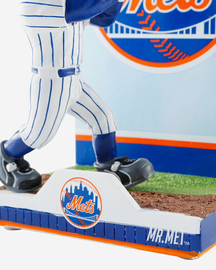 Mr Met New York Mets Mascot Action Pose Light Up Ball Bobblehead FOCO - FOCO.com