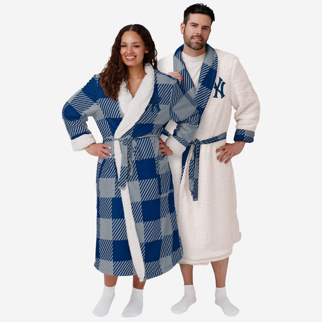 New York Yankees Lounge Life Reversible Robe FOCO S/M - FOCO.com