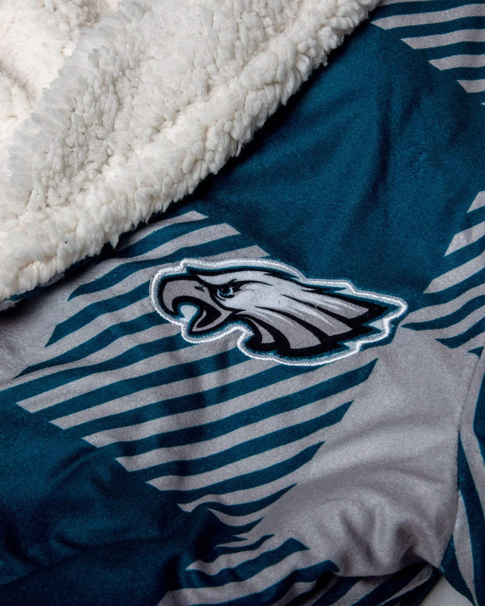 Philadelphia Eagles Lounge Life Reversible Robe FOCO - FOCO.com