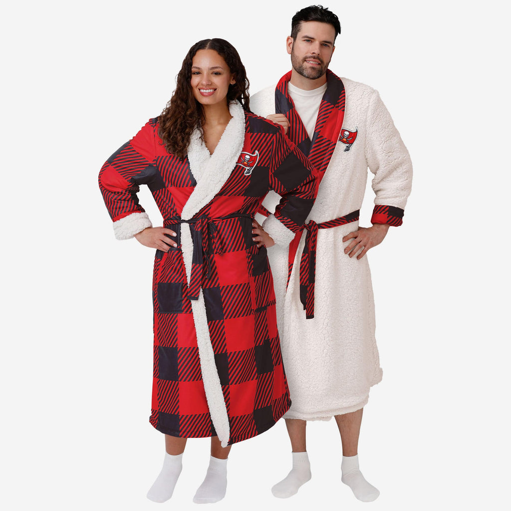 Tampa Bay Buccaneers Lounge Life Reversible Robe FOCO S/M - FOCO.com