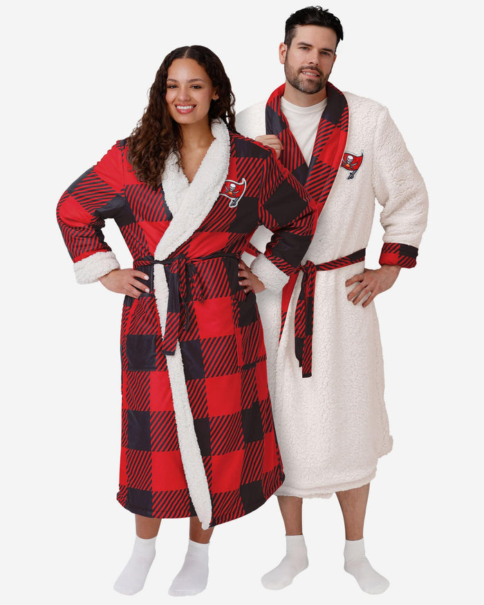 Tampa Bay Buccaneers Lounge Life Reversible Robe FOCO S/M - FOCO.com