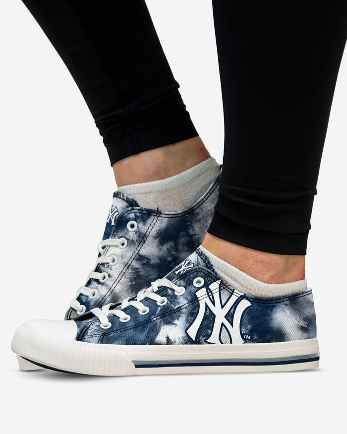 New York Yankees Womens Low Top Tie-Dye Canvas Shoe FOCO - FOCO.com